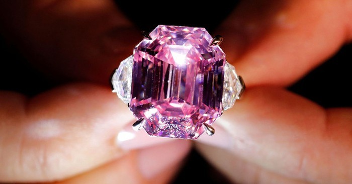 Cận cảnh viên kim cương hồng hiếm có, giá gần 1,2 nghìn tỷ đồng