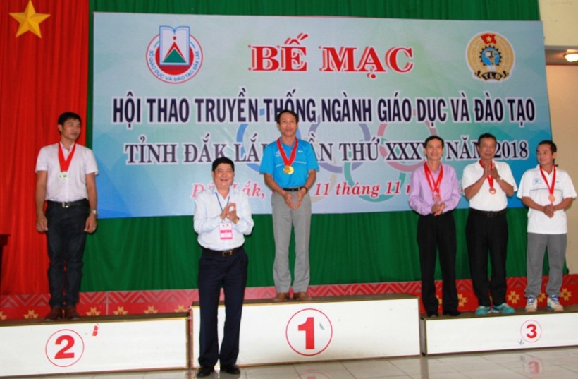 Ông Phạm Đăng Khoa – Giám đốc Sở GDĐT trao Huy chương cho các vận động viên xuất sắc ở môn quần vợt