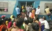 Cảnh tượng không thể tin nổi trên chuyến tàu chật cứng người ở Ấn Độ