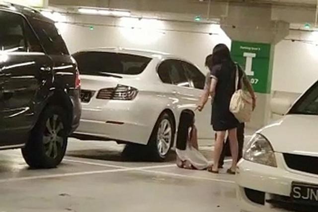 Phẫn nộ cảnh bố bắt con gái quỳ dưới hầm xe rồi tát tới tấp vào mặt
