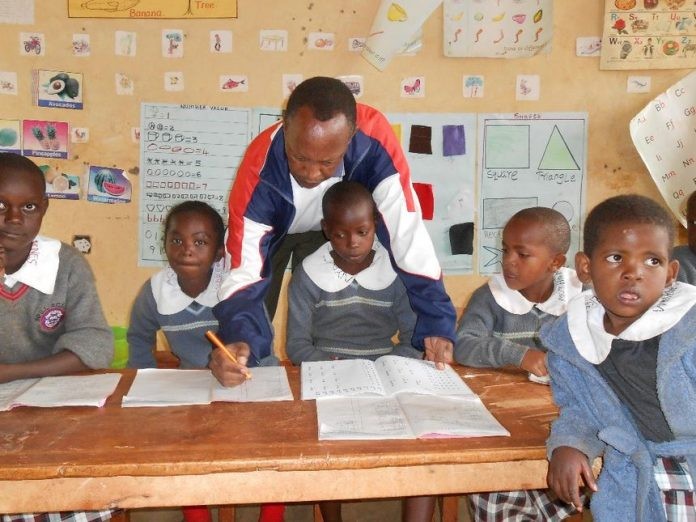 Trong một lớp tiểu học tại Kenya