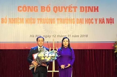 Bộ trưởng Nguyễn Thị Kim Tiến trao quyết định cho GS.TS Tạ Thành Văn
