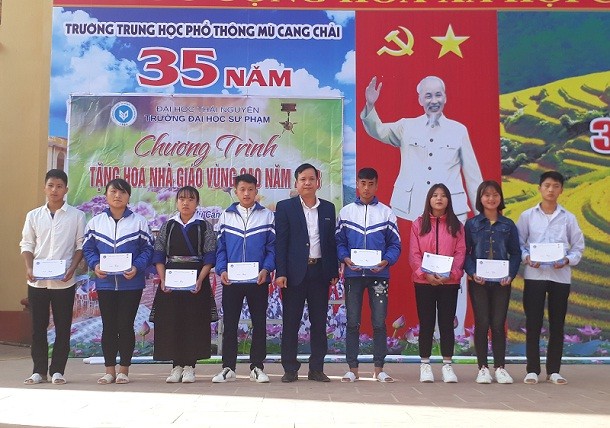 Đoàn công tác tặng quà cho giáo viên, học sinh  Trường THPT Mù Cang Chải - Yên Bái
