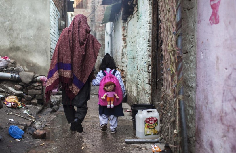 Một người mẹ đưa con gái đến trường ở Islamabad