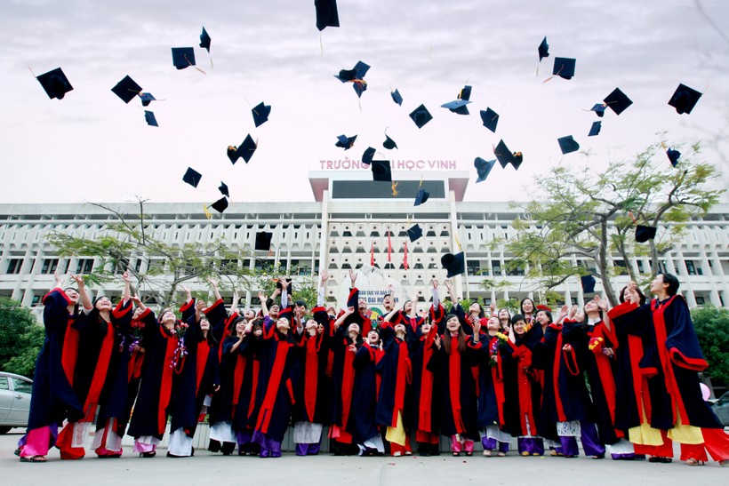 Sinh viên ngành sư phạm (Đại học Vinh) trong lễ tốt nghiệp