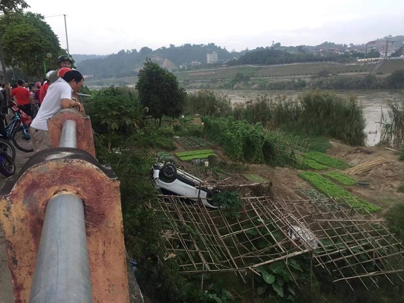 Lào Cai: Nữ tài xế Mazda húc lan can cầu, rơi xuống kè sông Hồng