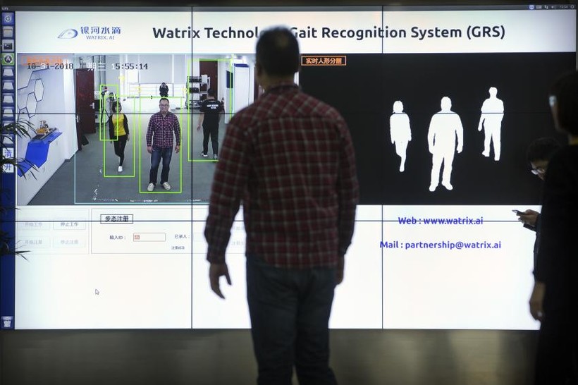 Chiếc máy phân tích dáng đi của con người dựa trên phần mềm Watrix