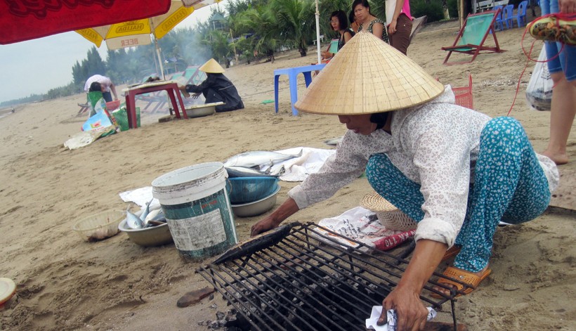 Những người phụ nữ làng biển Hải Tiến bắc bếp nướng cá phục vụ nhu cầu khách du lịch