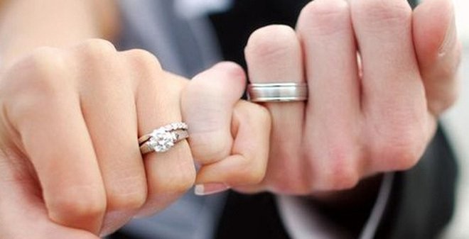 Vì sao nhẫn cưới thường được đeo ở ngón áp út tay trái?