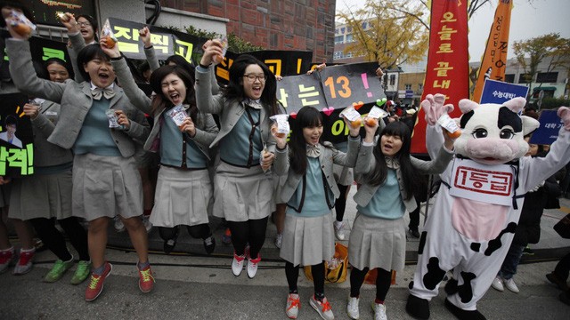 600.000 thí sinh Hàn Quốc thi Đại học: Cả đất nước nín thở, học sinh lớp 11 quỳ ngoài cổng trường