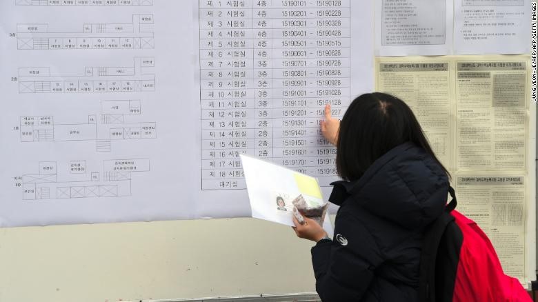 Trước kỳ thi khó nhất trong năm, Hàn Quốc xôn xao về gian lận thi cử
