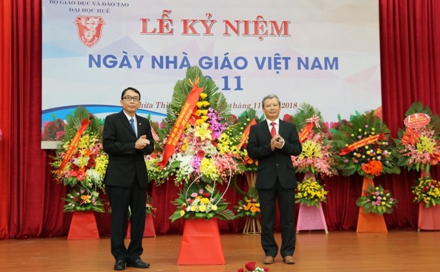 Ông  Lê Trường Lưu, Uỷ viên Trung ương Đảng -  Bí thư Tỉnh ủy Thừa Thiên Huế tặng hoa chức mừng toàn thể cán bộ, giảng viên ĐH Huế