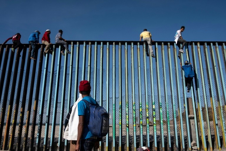Đoàn người di cư đang nỗ lực vượt hàng rào ở biên giới Mexico