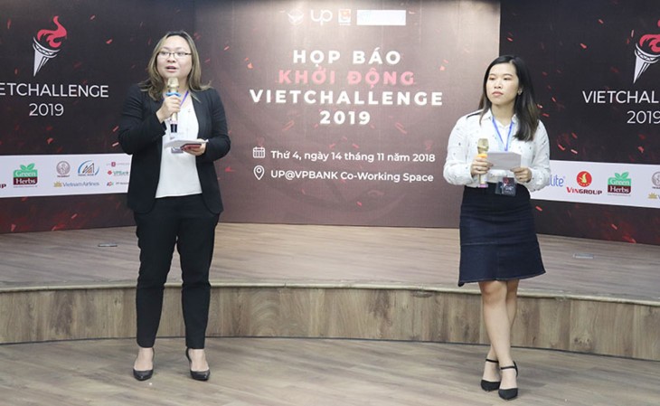 Đại diện của Hội Thanh niên Sinh viên Việt Nam tại Hoa Kỳ và CEO VietChallenge phát biểu tại buổi họp báo phát động cuộc thi