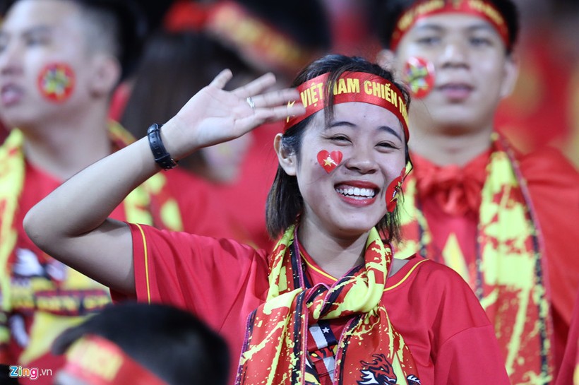 Nữ CĐV phấn khích ăn mừng chiến thắng của tuyển Việt Nam
