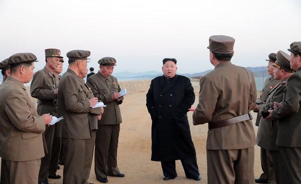 Cơ quan Thông tấn Trung ương Hàn Quốc chính thức phát hành hình ảnh ông Kim Jong-un (giữa) giám sát cuộc thử nghiệm