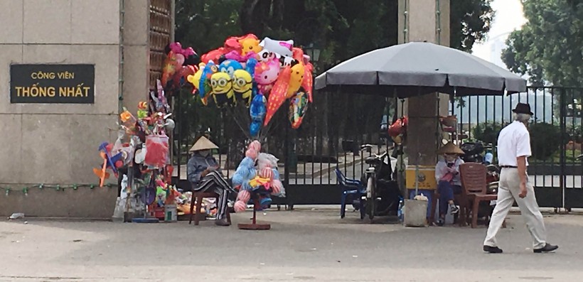 Những quầy hàng đồ chơi, giải khát “nuốt” cổng chính vào Công viên Thống Nhất