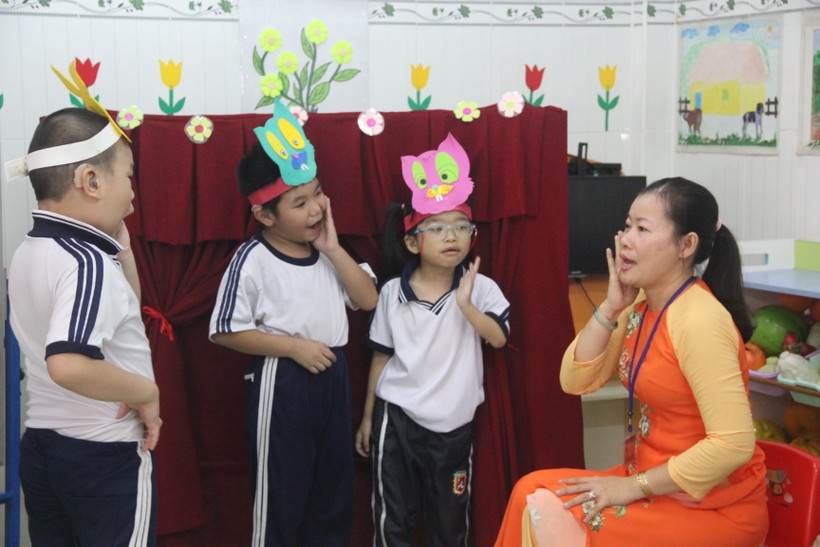 Cô giáo Lâm Thị Minh Châu và các em HS trong giờ học