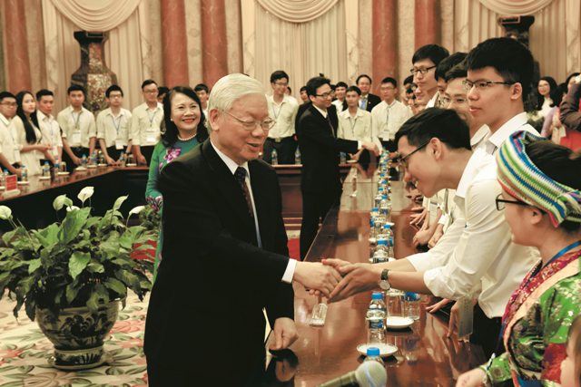 Tổng  Bí thư, Chủ tịch nước Nguyễn Phú Trọng chúc mừng thành tích của các HSSV xuất sắc. Ảnh Việt Cường 