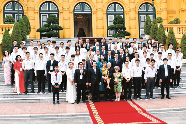 Đoàn HSSV tiêu biểu chụp ảnh cùng Tổng Bí thư, Chủ tịch nước và lãnh đạo Bộ GD&ĐT. Ảnh Việt Cường