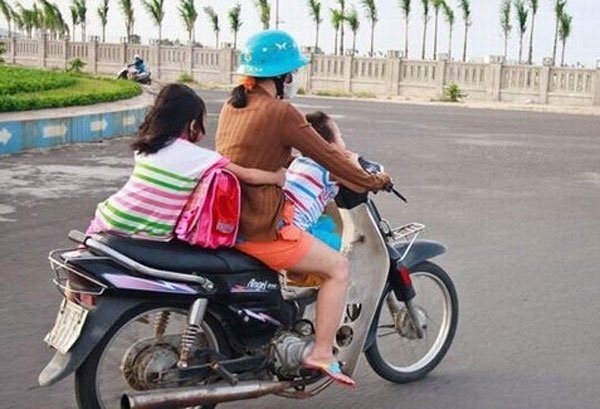 Xôn xao bà mẹ 1 tay lái xe máy, 1 tay ôm con bú trên đường