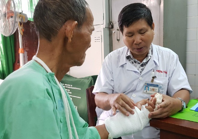 Lần đầu ở Việt Nam nối mạch máu không cần kim khâu