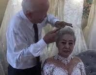 Kỷ niệm 50 năm ngày cưới, cụ ông làm chuyện khiến cụ bà vô cùng hạnh phúc