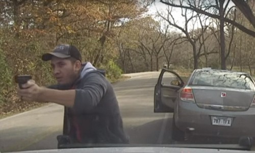 Bị người vi phạm giao thông bắn nát xe, cảnh sát Mỹ thoát chết hy hữu