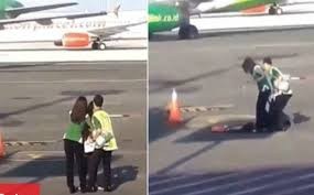 Trễ chuyến, người phụ nữ vượt hàng rào an ninh đuổi theo máy bay trên đường băng