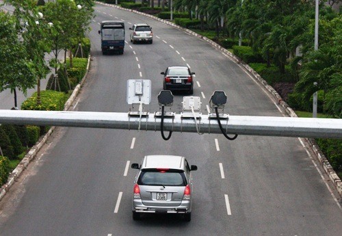 UBND TP. Đà Nẵng đồng ý lắp đặt camera trên dải phân cách này để giám sát ô tô đậu đỗ đón khách sai quy định.
