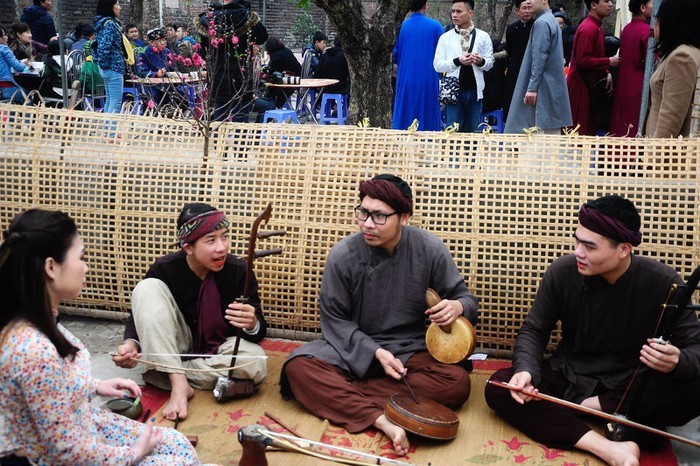 Nghệ nhân dân gian Đào Bạch Linh (giữa) biểu diễn hát xẩm trong một phiên chợ Xuân