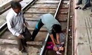 Bé Ấn Độ 1 tuổi thoát chết hy hữu dưới gầm tàu đang chạy