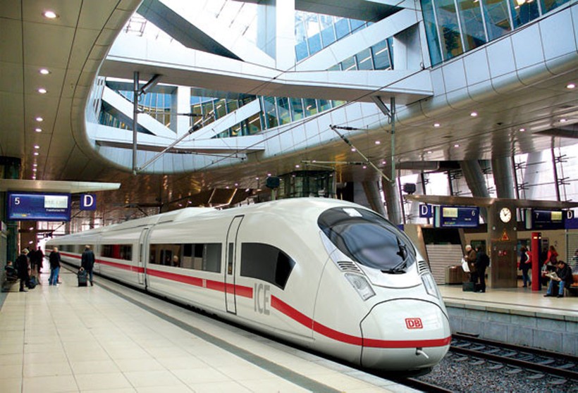 Tàu tốc độ cao tại Đức đang chờ khách trong sân ga