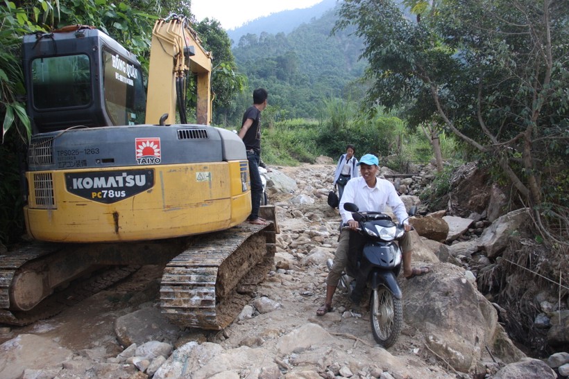 Thầy Nguyễn Quang Diện với con đường vào trường còn gập gềnh đá sau lũ