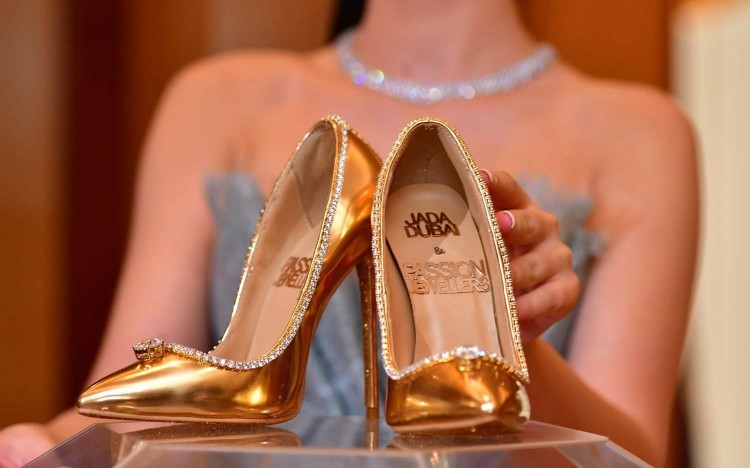 Cận cảnh đôi giày nạm hàng nghìn viên kim cương trị giá hơn 100 tỷ đồng