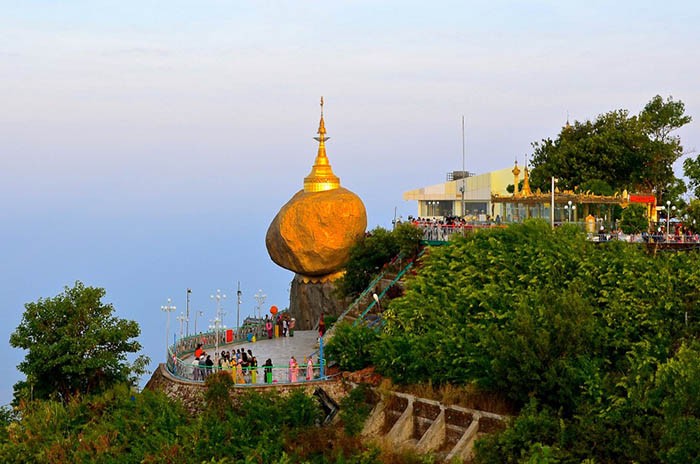 Bí mật ẩn chứa bên trong hòn đá thiêng bằng vàng ở Myanmar 