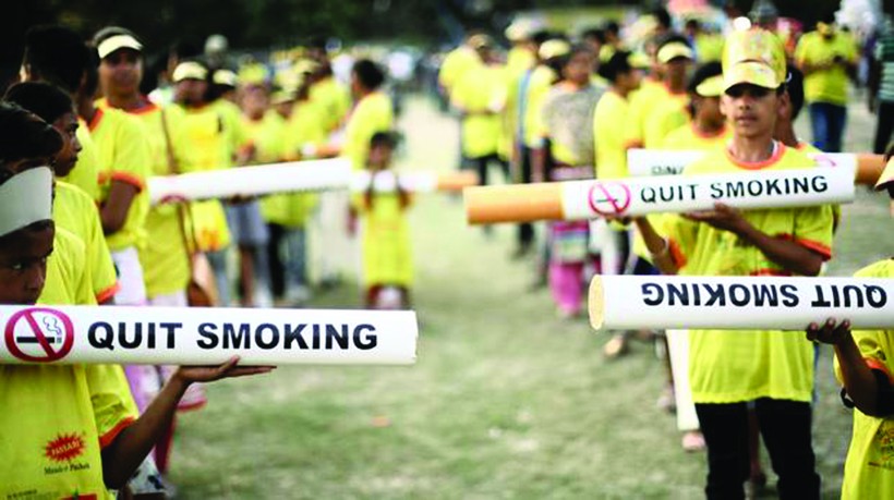 Sinh viên Ấn Độ giơ cao biểu ngữ chống hút thuốc lá nhân “Ngày thế giới không hút thuốc lá” ở Kolkata (Đông Ấn Độ), vào ngày 27 tháng 5 năm 2018. Ảnh: Piyal Adhikary / EPA-EFE