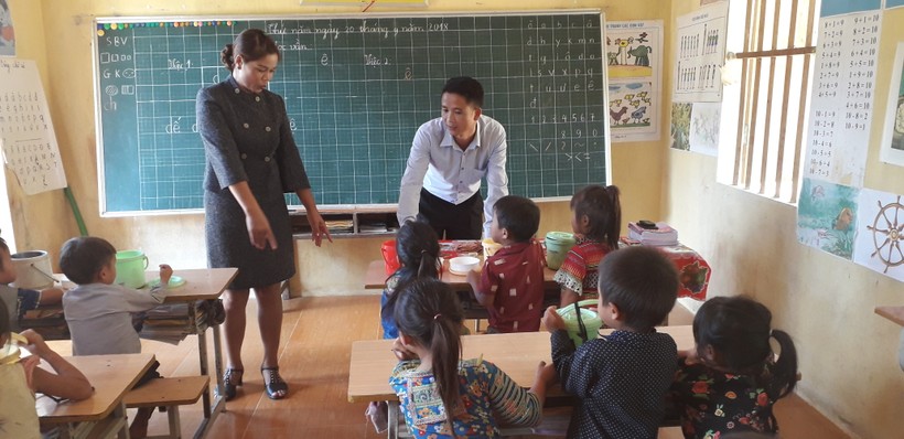 Thầy giáo Nguyễn Xuân Thuận đi thăm các em HS ở điểm trường Sam Lang