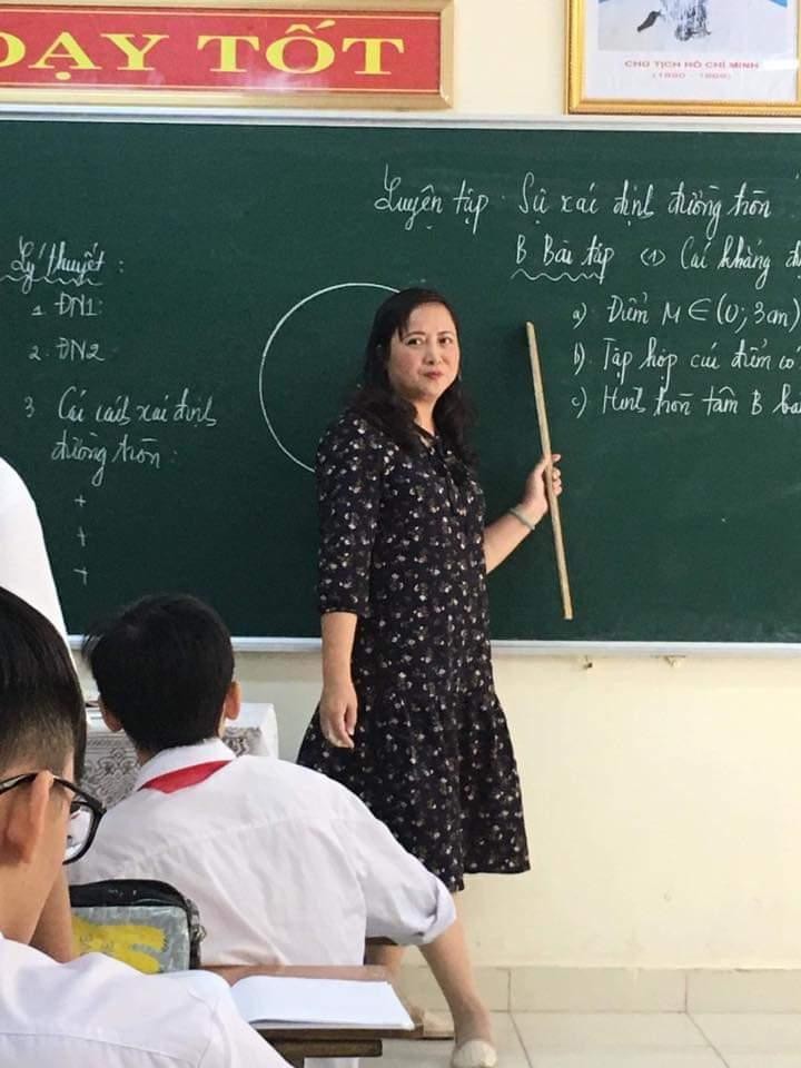 Bà Nguyễn Thị Thu Hương, Hiệu trưởng Trường THCS Ngô Quyền trong giờ dạy thêm miễn phí cho học sinh lớp 9