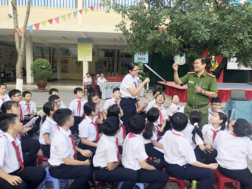 Chuyên đề tích hợp về Phòng chống ma túy cho HS toàn trường trong tiết sinh hoạt dưới cờ của Trường THCS Tây Sơn (Hải Châu, Đà Nẵng)
