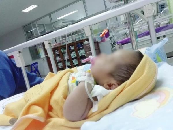 Trẻ sơ sinh suýt bị hoại tử ruột vì bà nội cho uống nước lọc