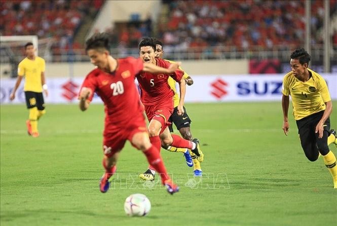 Pha tổ chức tấn công của 2 cầu thủ Phan Văn Đức (số 20) và Đoàn Văn Hậu (sau) trong trận gặp Malaysia diễn ra trên SVĐ quốc gia Mỹ Đình (Hà Nội), tối 16/11. Ảnh: Trọng Đạt/TTXVN