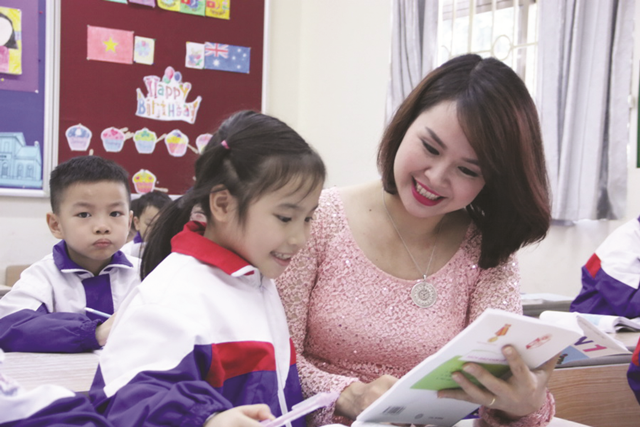 Cô và trò Trường Tiểu học Đoàn Thị Điểm – Hà Nội trong tiết học Toán