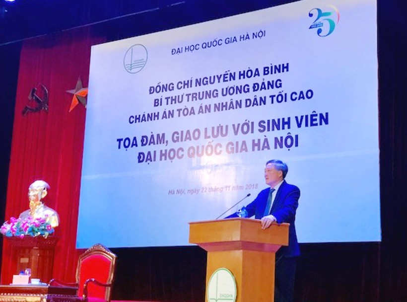 Chánh án TANDTC Nguyễn Hòa Bình giao lưu và tọa đàm với SV Khoa Luật, ĐHQG Hà Nội