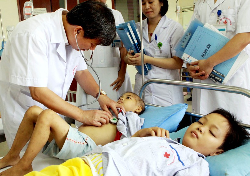 Giáo sư  Nguyễn Anh Trí 
thăm khám  cho các  bệnh nhân nhi
