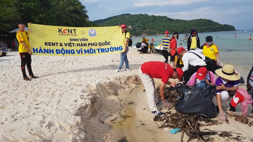  Sinh viên 2 trường cùng nhau dọn sạch môi trường biển