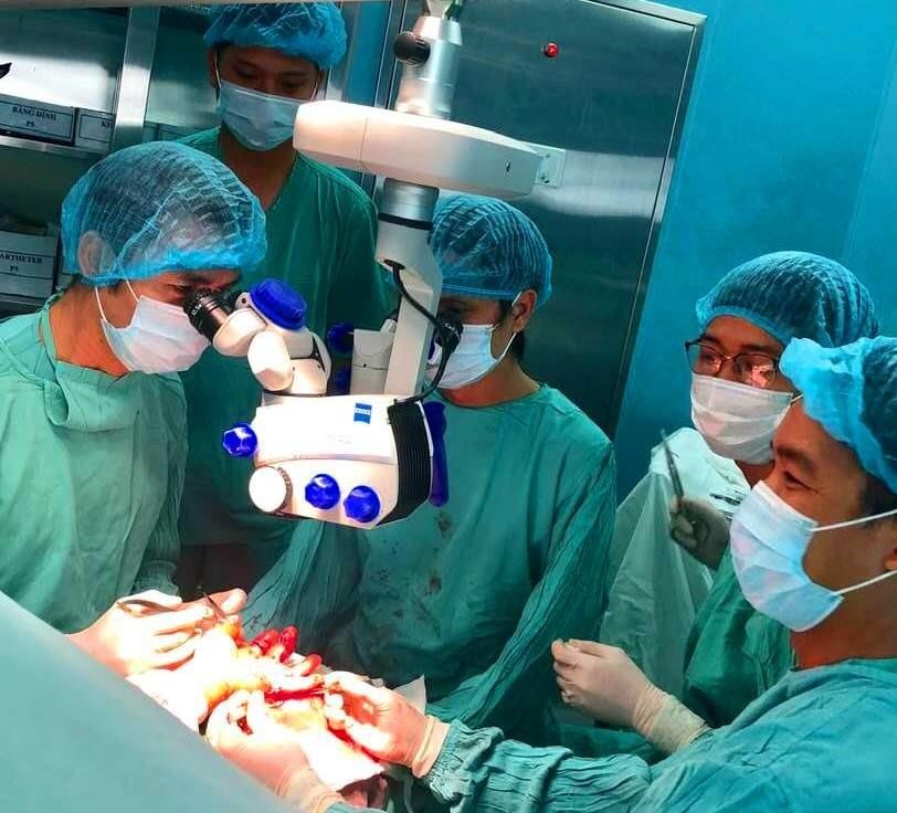 Ê kíp phẫu thuật nối lại bàn tay cho bệnh nhân Nguyễn S.