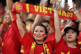 Sân Hàng Đẫy "lung linh" đèn flash sau chiến thắng của tuyển Việt Nam