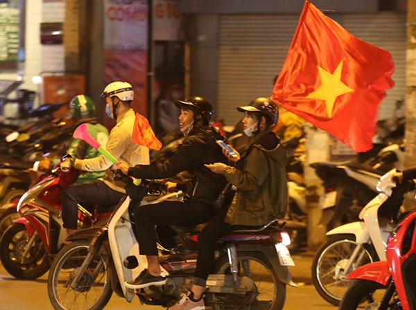 Cổ động viên đổ ra đường mừng chiến thắng của tuyển Việt Nam