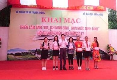 Thầy Nguyễn Chí Thanh, Phó phòng GD&ĐT thành phố Ninh Bình trao phần thưởng cho thí sinh đạt giải cao trong Hội thi giới thiệu sách